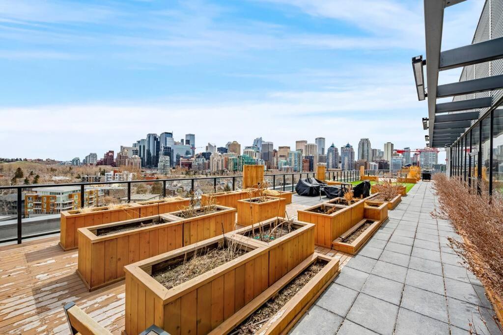 Апартаменты Chic 1Br Kensington Unit W/Parking Калгари Экстерьер фото